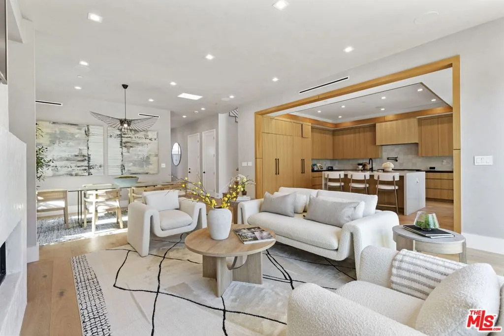 Los Angeles, California 90066, United States, 4 Bedrooms Bedrooms, ,4 BathroomsBathrooms,Residential,Pending,208820