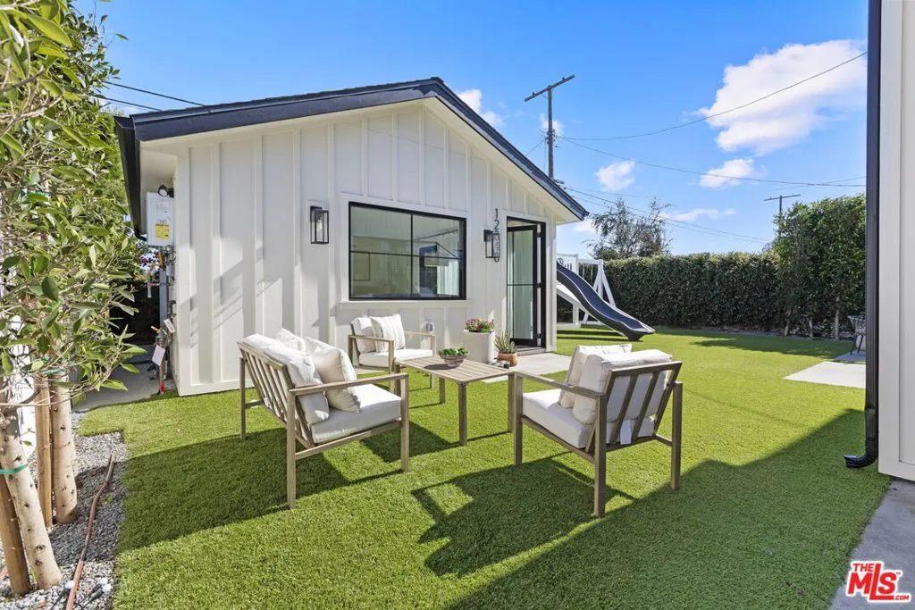 Los Angeles, California 90066, United States, 4 Bedrooms Bedrooms, ,4 BathroomsBathrooms,Residential,Pending,208820