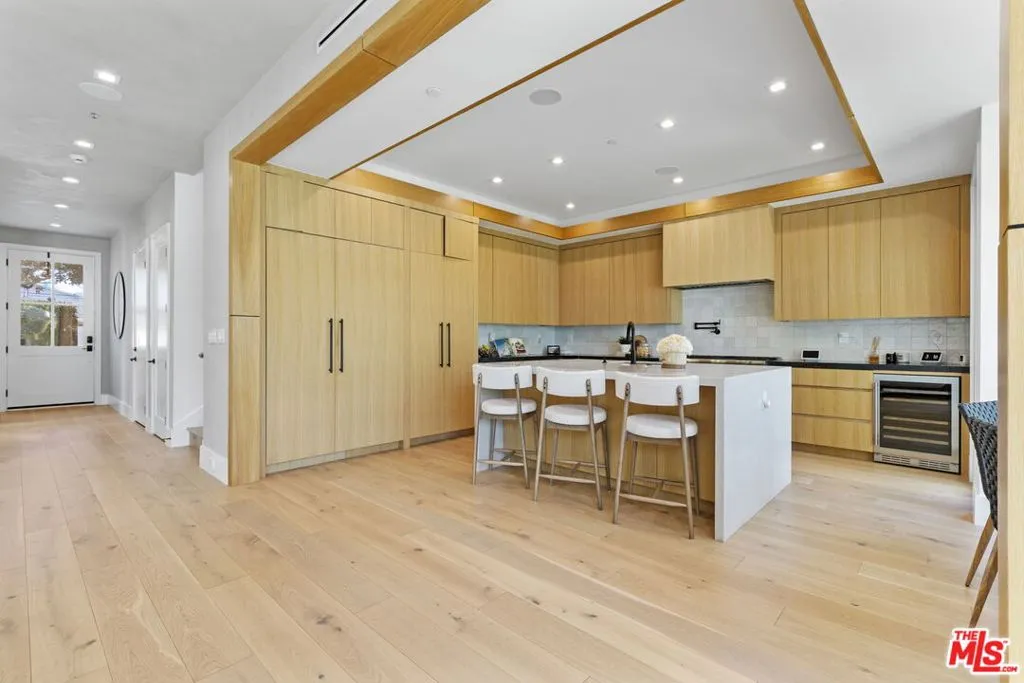 Los Angeles, California 90066, United States, 4 Bedrooms Bedrooms, ,4 BathroomsBathrooms,Residential,Pending,208820