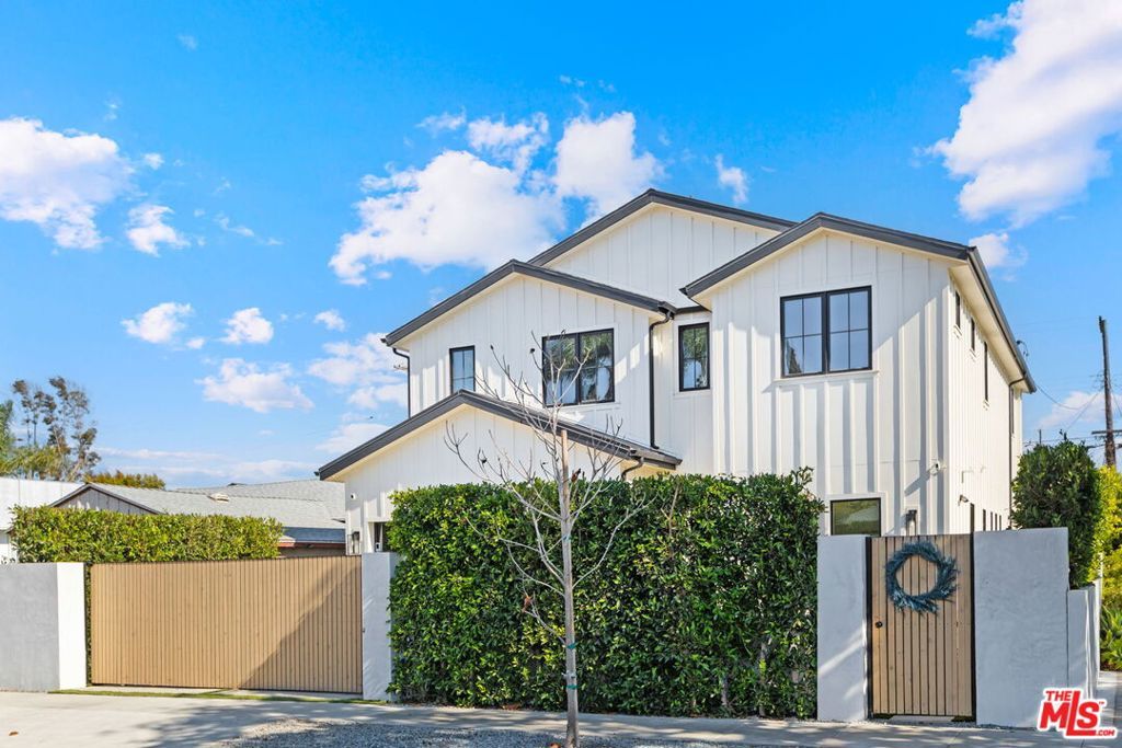 Photo of 12850 Admiral Avenue, Los Angeles, CA 90066 (MLS # 25587849)