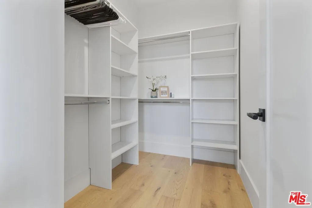 Los Angeles, California 90066, United States, 4 Bedrooms Bedrooms, ,4 BathroomsBathrooms,Residential,Pending,208820