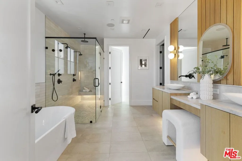 Los Angeles, California 90066, United States, 4 Bedrooms Bedrooms, ,4 BathroomsBathrooms,Residential,Pending,208820