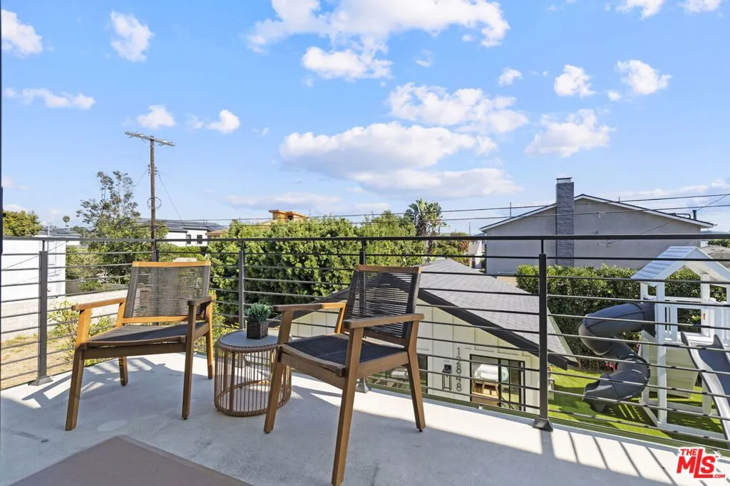 Los Angeles, California 90066, United States, 4 Bedrooms Bedrooms, ,4 BathroomsBathrooms,Residential,Pending,208820