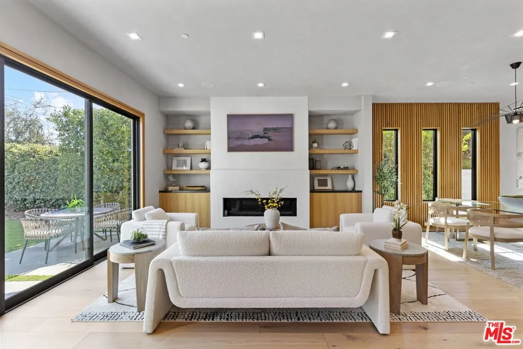 Los Angeles, California 90066, United States, 4 Bedrooms Bedrooms, ,4 BathroomsBathrooms,Residential,Pending,208820