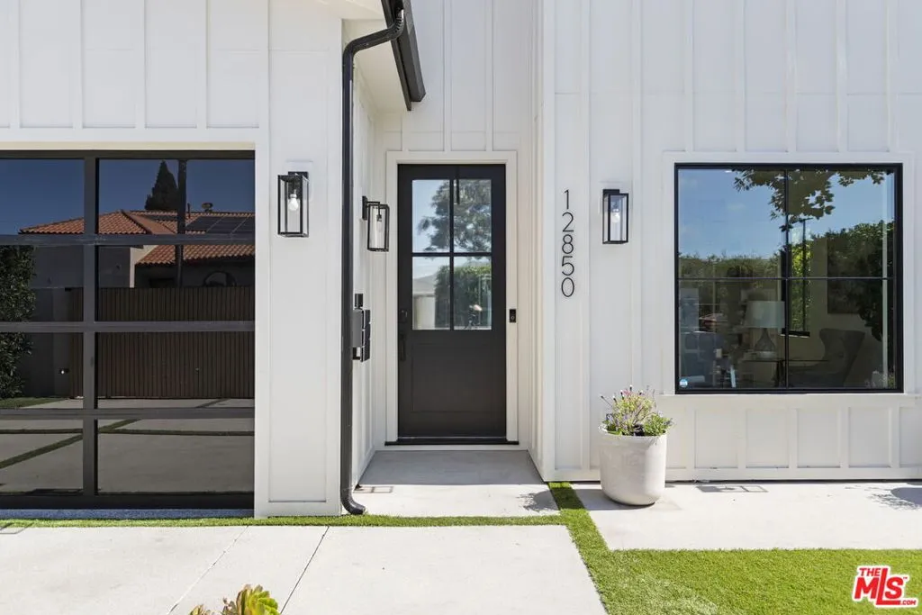 Los Angeles, California 90066, United States, 4 Bedrooms Bedrooms, ,4 BathroomsBathrooms,Residential,Pending,208820