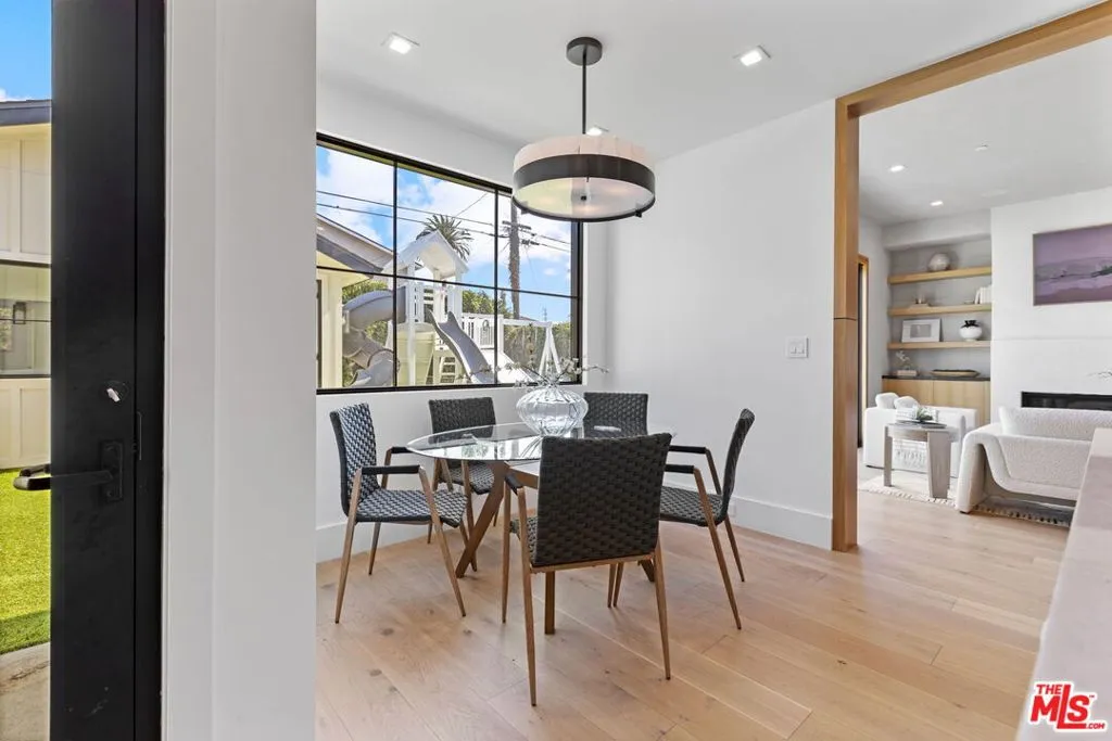 Los Angeles, California 90066, United States, 4 Bedrooms Bedrooms, ,4 BathroomsBathrooms,Residential,Pending,208820