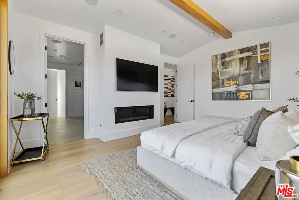 Los Angeles, California 90066, United States, 4 Bedrooms Bedrooms, ,4 BathroomsBathrooms,Residential,Pending,208820