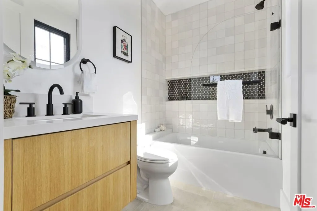 Los Angeles, California 90066, United States, 4 Bedrooms Bedrooms, ,4 BathroomsBathrooms,Residential,Pending,208820