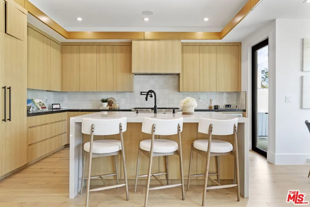 Los Angeles, California 90066, United States, 4 Bedrooms Bedrooms, ,4 BathroomsBathrooms,Residential,Pending,208820