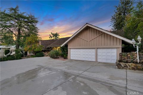 Photo of 4809 Queen Victoria Road, Woodland Hills, CA 91364 (MLS # SR26035997)