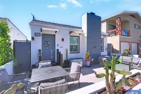 207 Santa Ana Avenue, Long Beach, CA 90803 - MLS#: OC25182144