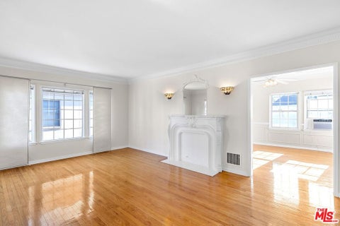Photo of 635 1/2 S Burnside Avenue, Los Angeles, CA 90036 (MLS # 26873445)