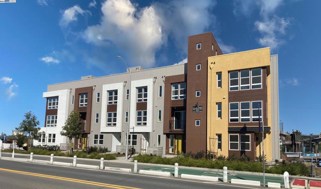 With 98 upgraded townhomes and sweeping views of the marina, a new notion of home awaits at Island View at Alameda Marina. Seven unique floor plans ranging from approximately 1,462 to 2,389 square feet offer you the space to unwind, to work from home or to entertain with ease. Select homes include rooftop decks—ideal for those summer days of leisure or even a quick, scenic coffee break.