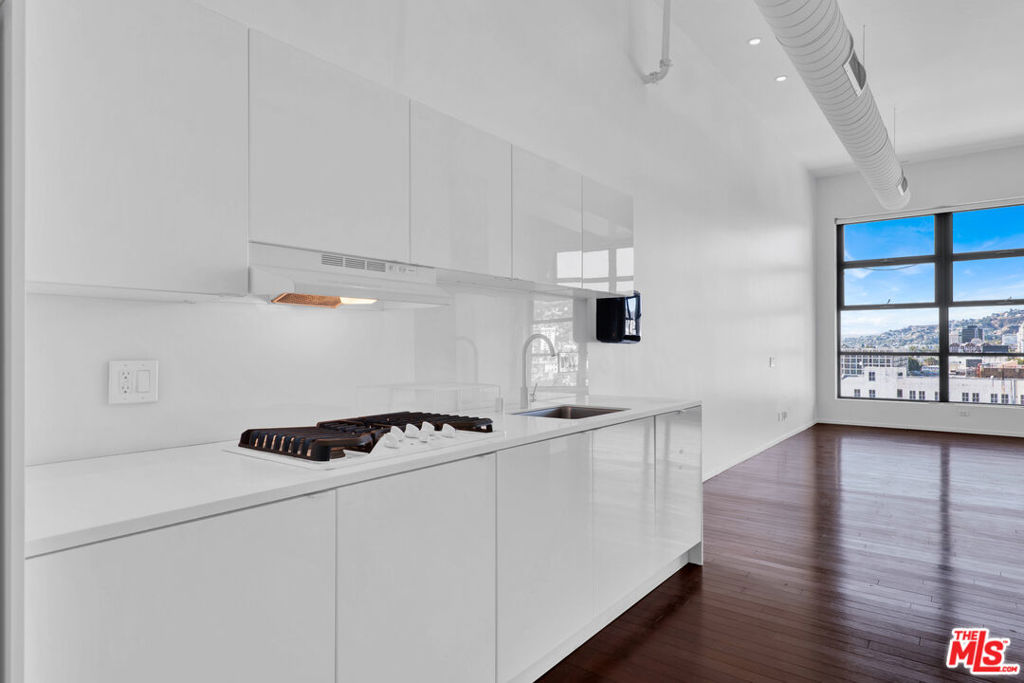 1645 Vine Street 711