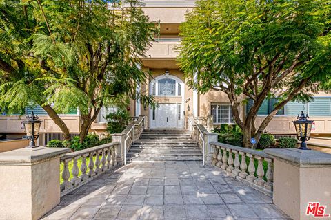 Photo of 737 S Windsor Boulevard #201, Los Angeles, CA 90005 (MLS # 26656471)