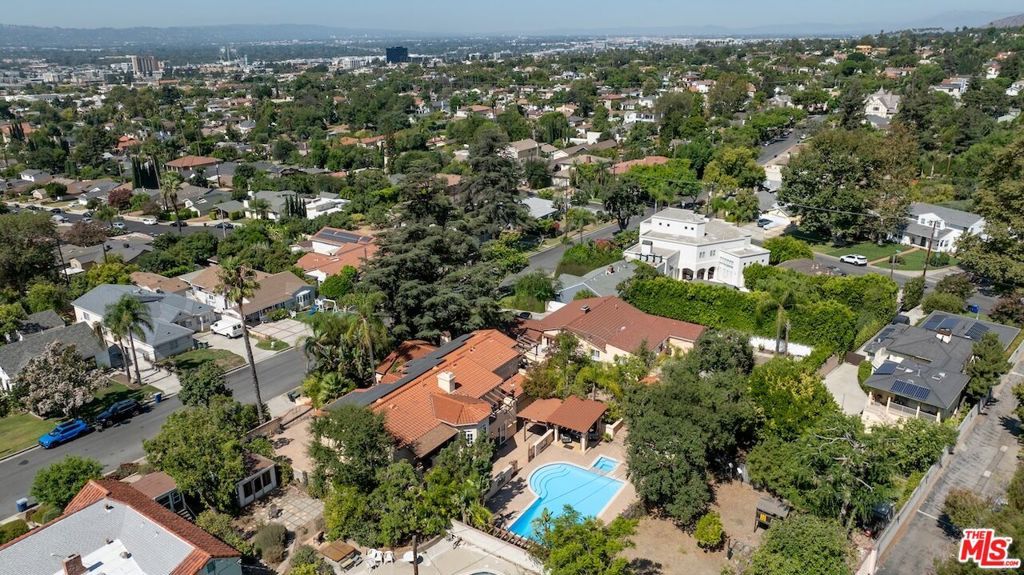 Photo of 828 S Sunset Canyon Drive, Burbank, CA 91501 (MLS # 25544275)