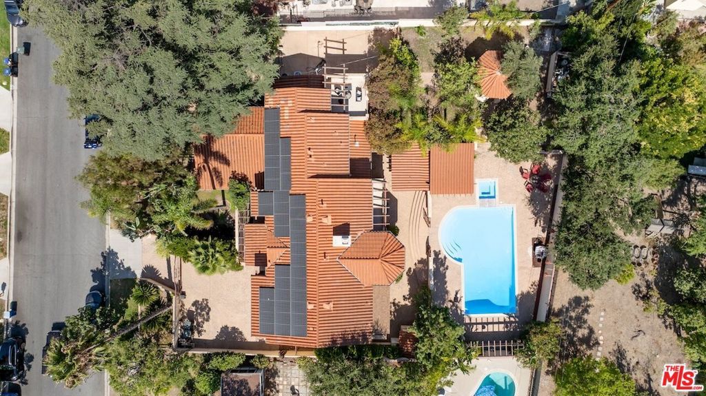 Photo of 828 S Sunset Canyon Drive, Burbank, CA 91501 (MLS # 25544275)