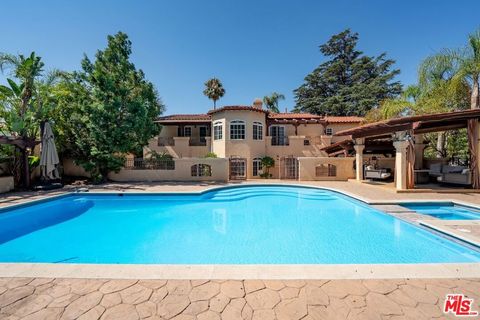 Photo of 828 S Sunset Canyon Drive, Burbank, CA 91501 (MLS # 25544275)