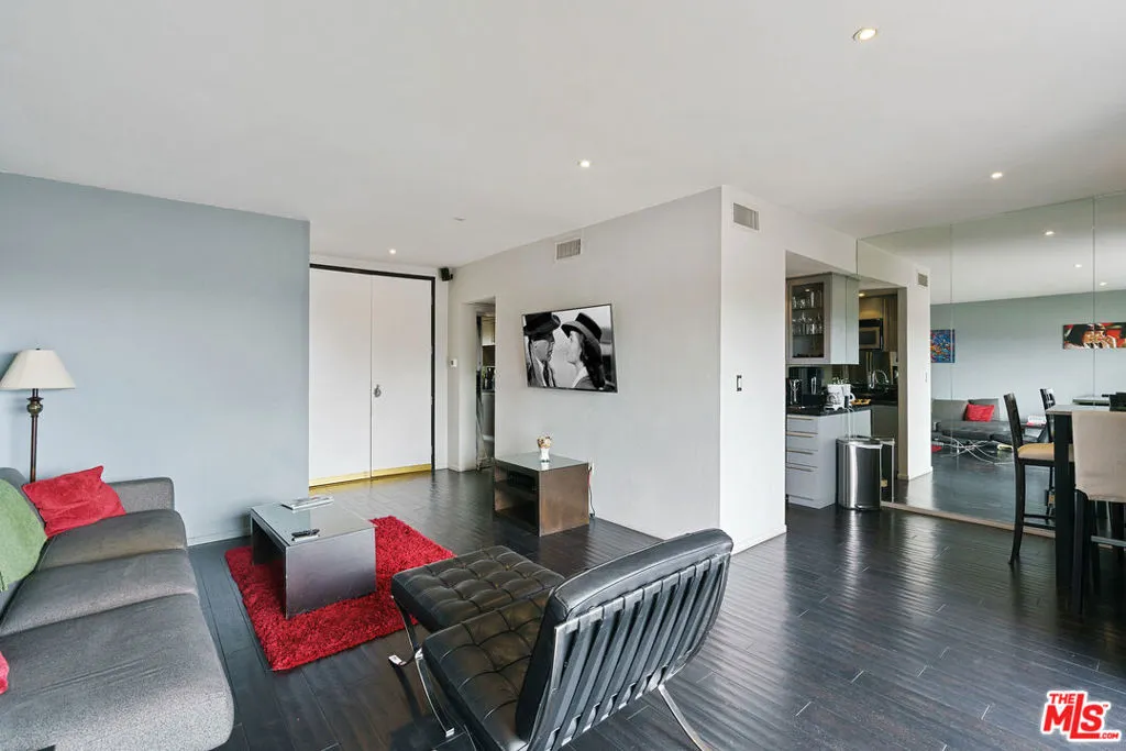 West Hollywood, California 90069, United States, 1 Bedroom Bedrooms, ,2 BathroomsBathrooms,Residential,Active,198097