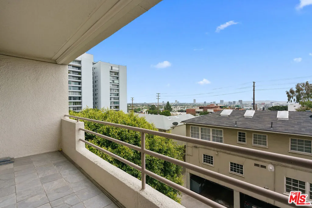 West Hollywood, California 90069, United States, 1 Bedroom Bedrooms, ,2 BathroomsBathrooms,Residential,Active,198097