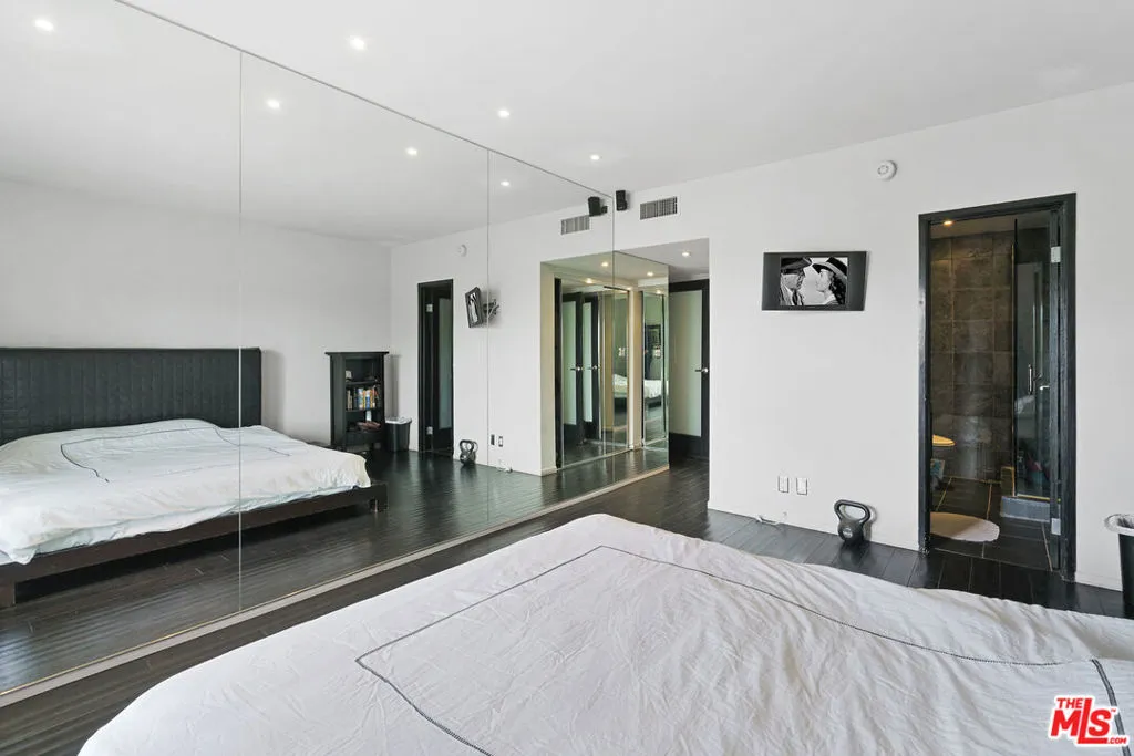 West Hollywood, California 90069, United States, 1 Bedroom Bedrooms, ,2 BathroomsBathrooms,Residential,Active,198097