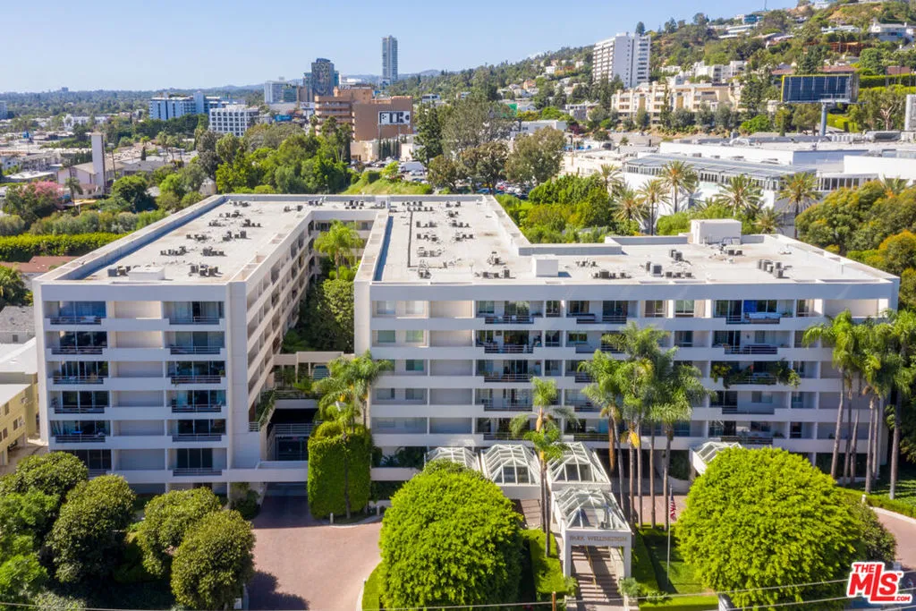 West Hollywood, California 90069, United States, 1 Bedroom Bedrooms, ,2 BathroomsBathrooms,Residential,Active,198097