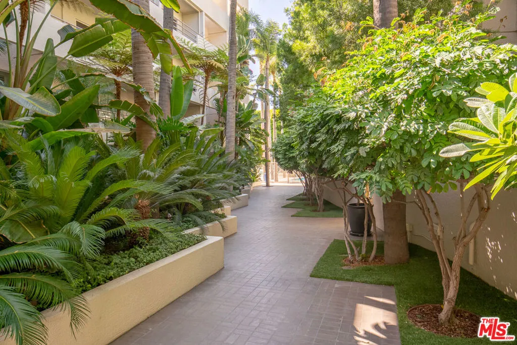 West Hollywood, California 90069, United States, 1 Bedroom Bedrooms, ,2 BathroomsBathrooms,Residential,Active,198097