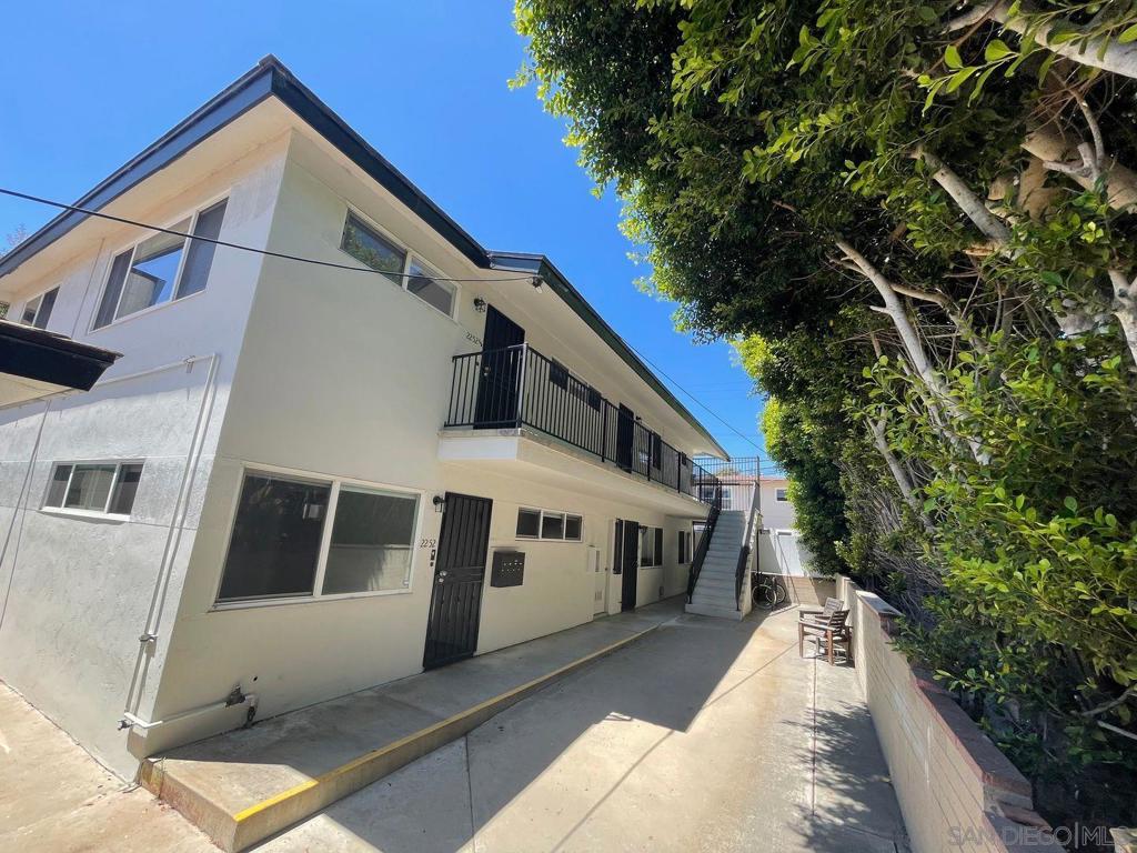 Now available for lease in the heart of Pacific Beach, this clean and updated unit offers comfort, convenience, and charm. The apartment features wood-style flooring throughout, a spacious living area, and a modern kitchen equipped with dark wood cabinets, black appliances, and generous counter space. The unit receives great natural light and includes a ceiling fan in the bedroom for added comfort. Enjoy the convenience of an assigned off-street parking space, onsite laundry, and a small outdoor common area. This quiet, well-maintained building is located just blocks from shopping, restaurants, and all that PB has to offer. Don’t miss your chance to live in one of San Diego’s most desirable coastal neighborhoods.