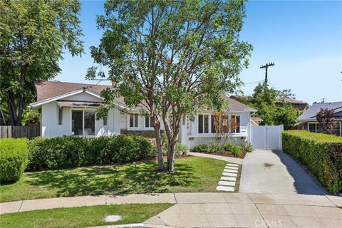 Photo of 16729 Archwood ST, Lake Balboa, CA 91406 (MLS # SR26123382)