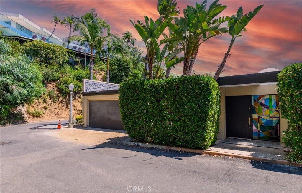 Photo of 9400 Sierra Mar Drive, Los Angeles, CA 90069 (MLS # OC25224348)