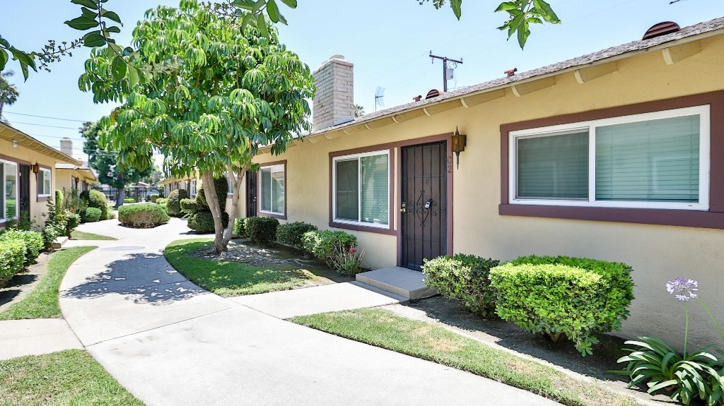 Beautiful single story Condo boasted with two large bedrooms and one full bath located in the very safety and quiet gated community. A good size kitchen, dining room and living room which make this unit looks bigger. This is a very rare Condo which has small backyard with covered patio and
IN-UNIT laundry. This unit is in very good condition and ready to move in. It's close to freeways, major shopping centers and restaurants. IT IS A MUST SEE !!