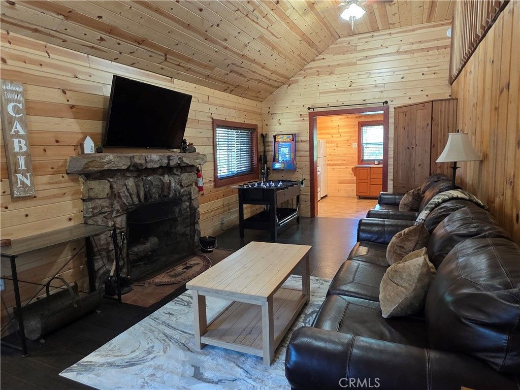 Photo of 344 Edgemoor Rd, Big Bear Lake, CA 92315 (MLS # CV25266268)