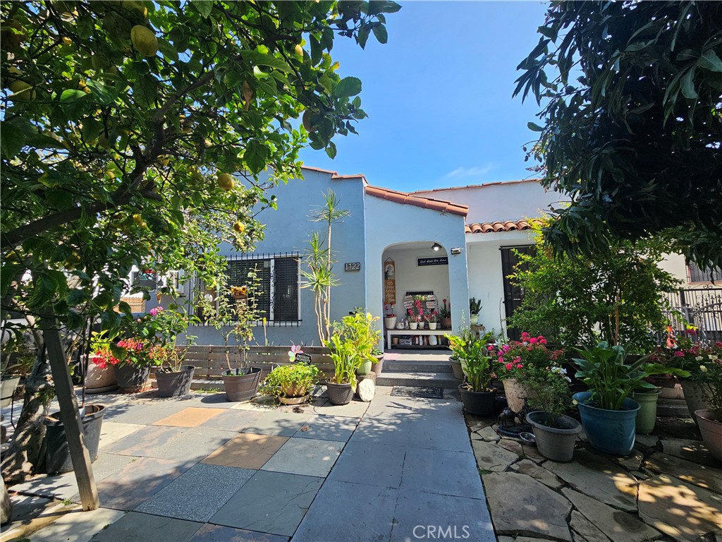 A beautiful well-kept side by side 2 bedroom 2 bathroom Duplex on a lot situated in the heart of Los Angeles. The property features updates such as stucco, paint interior and exterior, rewired electrical, new water proof flooring, dual pane window, recessed lighting. AC / Heating. This property features a long driveway and spacious front and backyard. You can access the property through electrical gates at the front and alley. This is the perfect opportunity to live in one and unit and generate income at the same time, close to Sofi stadium, Intuit Dome, Downtown LA, LAX airport and easy access to other Los Angeles amenities and attractions.