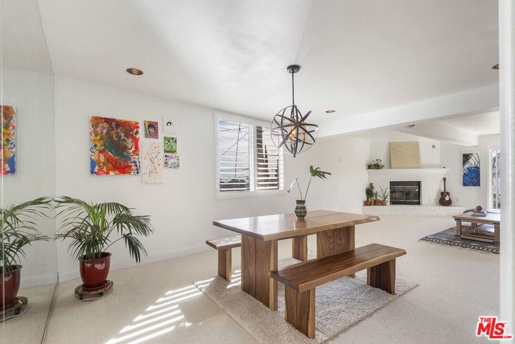 2385 Roscomare Road E17