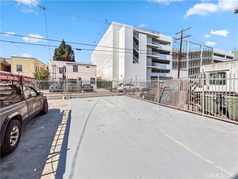 Photo of 827 W 40th Place Pl, Los Angeles, CA 90037 (MLS # PV26019002)