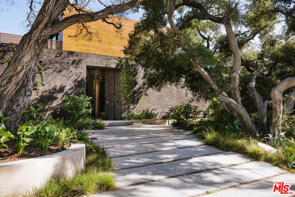 Photo of 9705 Oak Pass Road, Beverly Hills, CA 90210 (MLS # 25611235)