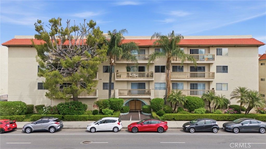 Photo of 5400 Lindley Avenue #121, Encino, CA 91316 (MLS # SR26077730)