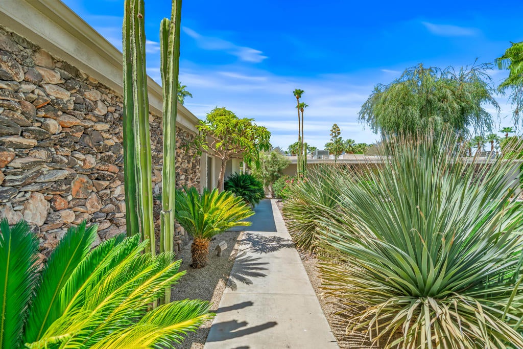 1207 Tamarisk West Street