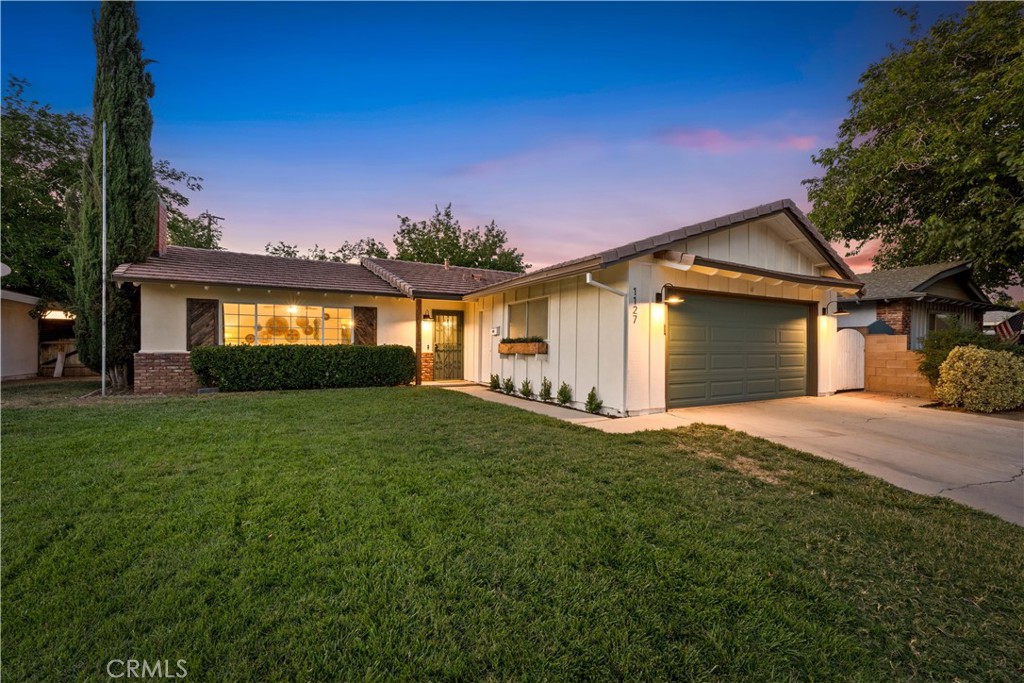 1127 W Avenue J-11