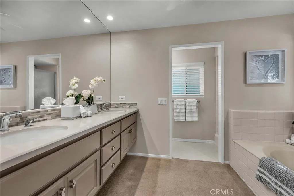 West Hills, California 91307, United States, 4 Bedrooms Bedrooms, ,3 BathroomsBathrooms,Residential,Active,241884