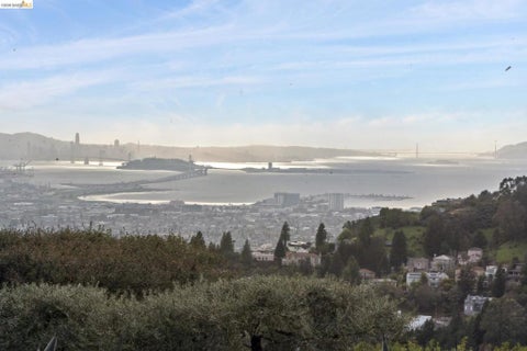 Photo of 5 Woodside Way Way, Oakland, CA 94611 (MLS # 41146547)