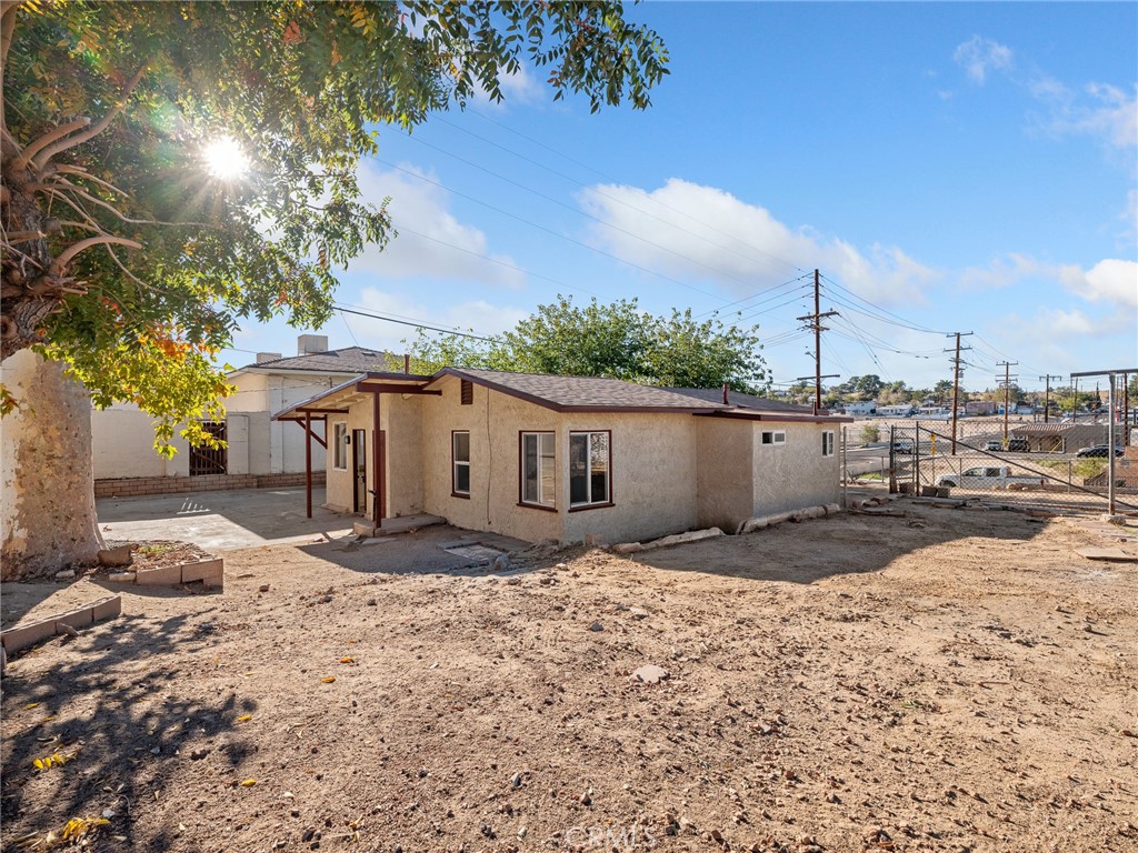 Main image without alt text