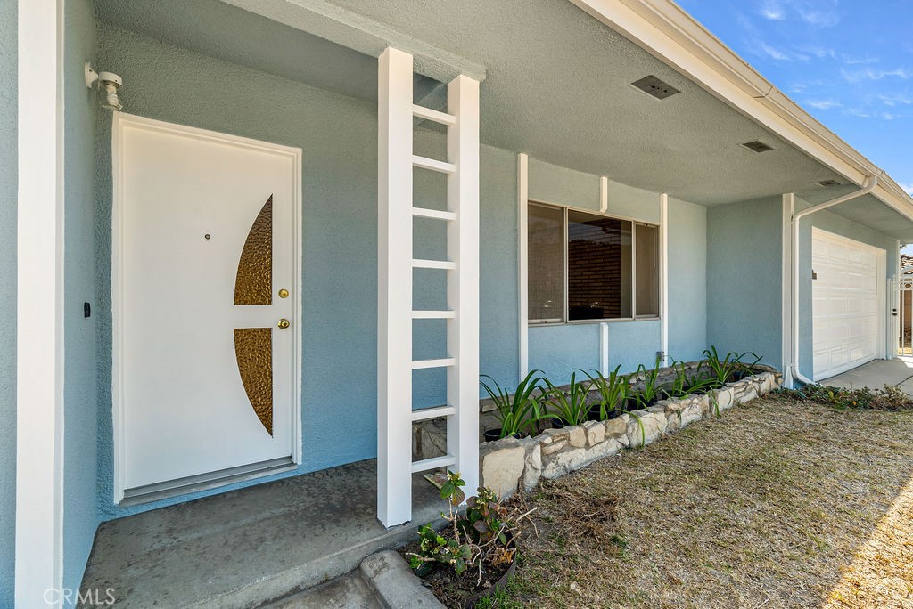511 E Los Amigos Avenue
