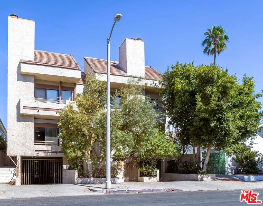 Photo of 12007 Rochester Avenue #1, Los Angeles, CA 90025 (MLS # 26634071)