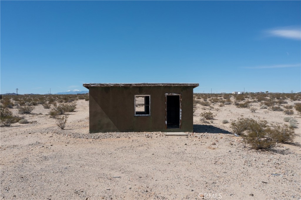 Own your own land with a cabin ready to make it whatever you want. The seller started the process with inspections and plans to convert into an SFR. Water meter has been installed on the property. See supplements.