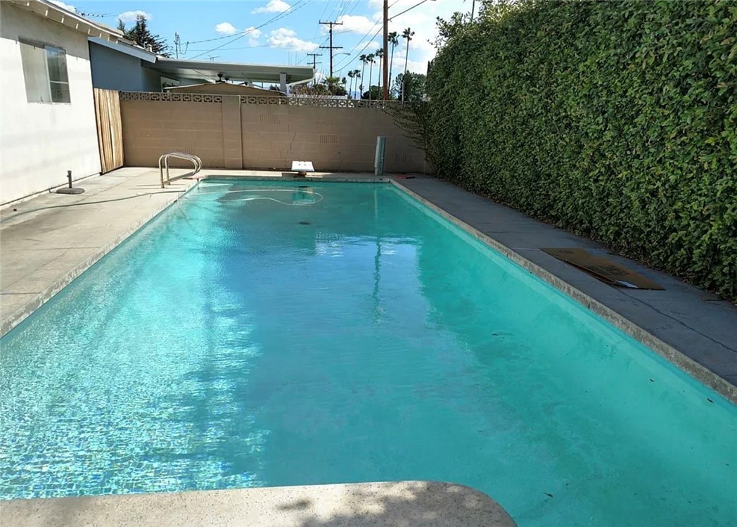 Newly Remodeled 4 Bedroom, 3 Bath Home with Pool & Pergola – Pets Welcome.
Rent: $4,975/month
Welcome to 632 Kenoak Drive, a beautifully remodeled home that blends comfort, style, and modern convenience. With over 2,200 sq. ft. of living space on a generous 7,200+ sq. ft. lot, this home offers plenty of room for both relaxing and entertaining.
Key Features
• 4 Bedrooms, 3 Bathrooms – Spacious and bright layout with updated finishes throughout.
• Modern Upgrades – Freshly remodeled interior designed with style and functionality.
• Expansive Lot – Over 7,200 sq. ft. with plenty of space to enjoy and host gatherings.
Outdoor Living
Your private backyard retreat awaits!
• Massive Pool – Perfect for year-round fun and relaxation.
• New Pergola – Ideal for shaded dining or lounging outdoors.
• Pet-Friendly Space – Plenty of room for pets to play and explore.
Location Highlights
• Nestled on a safe, quiet, low traffic street (ends in cul de sac) in a highly desirable neighborhood in Placentia.
• Conveniently close to shopping, dining, and community parks.
• Walking distance to Wagoner Elementary, Tuffree Middle and El Dorado High School.
Additional Details
• Refrigerator, washer, and dryer hookups available (appliances not included).
• Pets welcome – up to 5 pets allowed. ($25 per pet, per month).