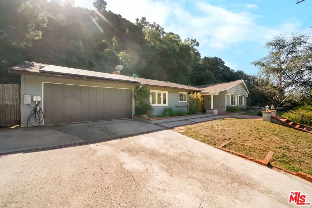 Photo of 5532 Ocean View Boulevard, La Canada Flintridge, CA 91011 (MLS # 26667753)