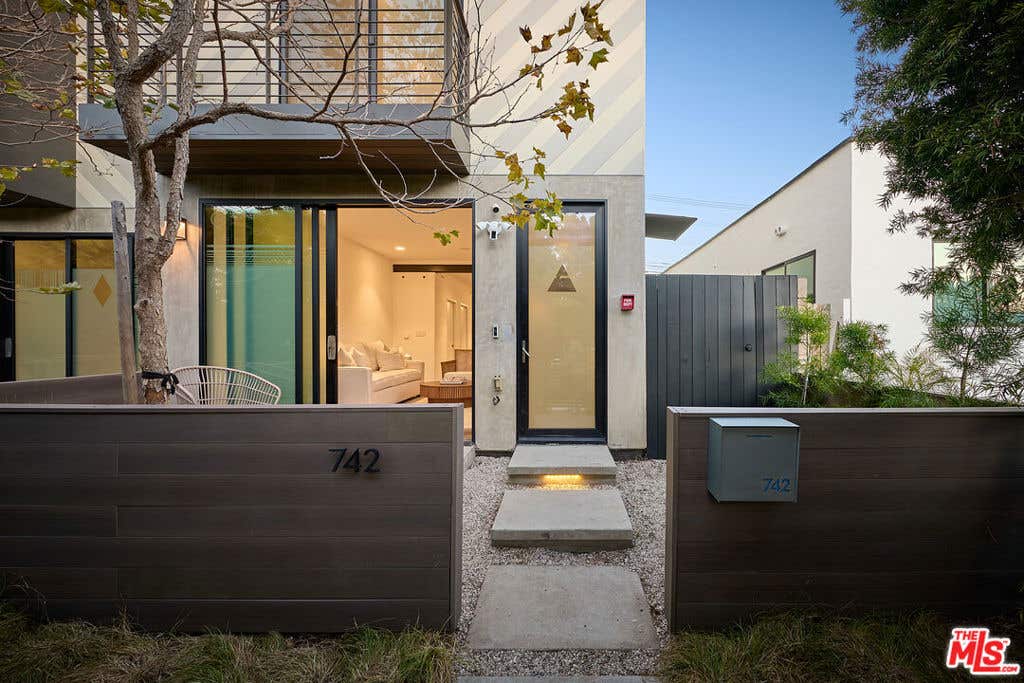 Photo of 742 Brooks Avenue, Los Angeles, CA 90291 (MLS # 26860815)