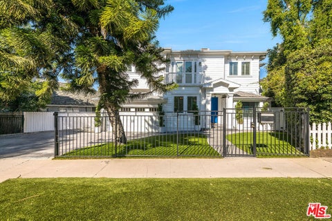 Photo of 4222 Woodman Avenue, Los Angeles, CA 91423 (MLS # 26869555)