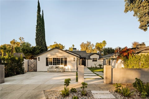 Photo of 21231 San Miguel Street, Woodland Hills, CA 91364 (MLS # SR26175685)